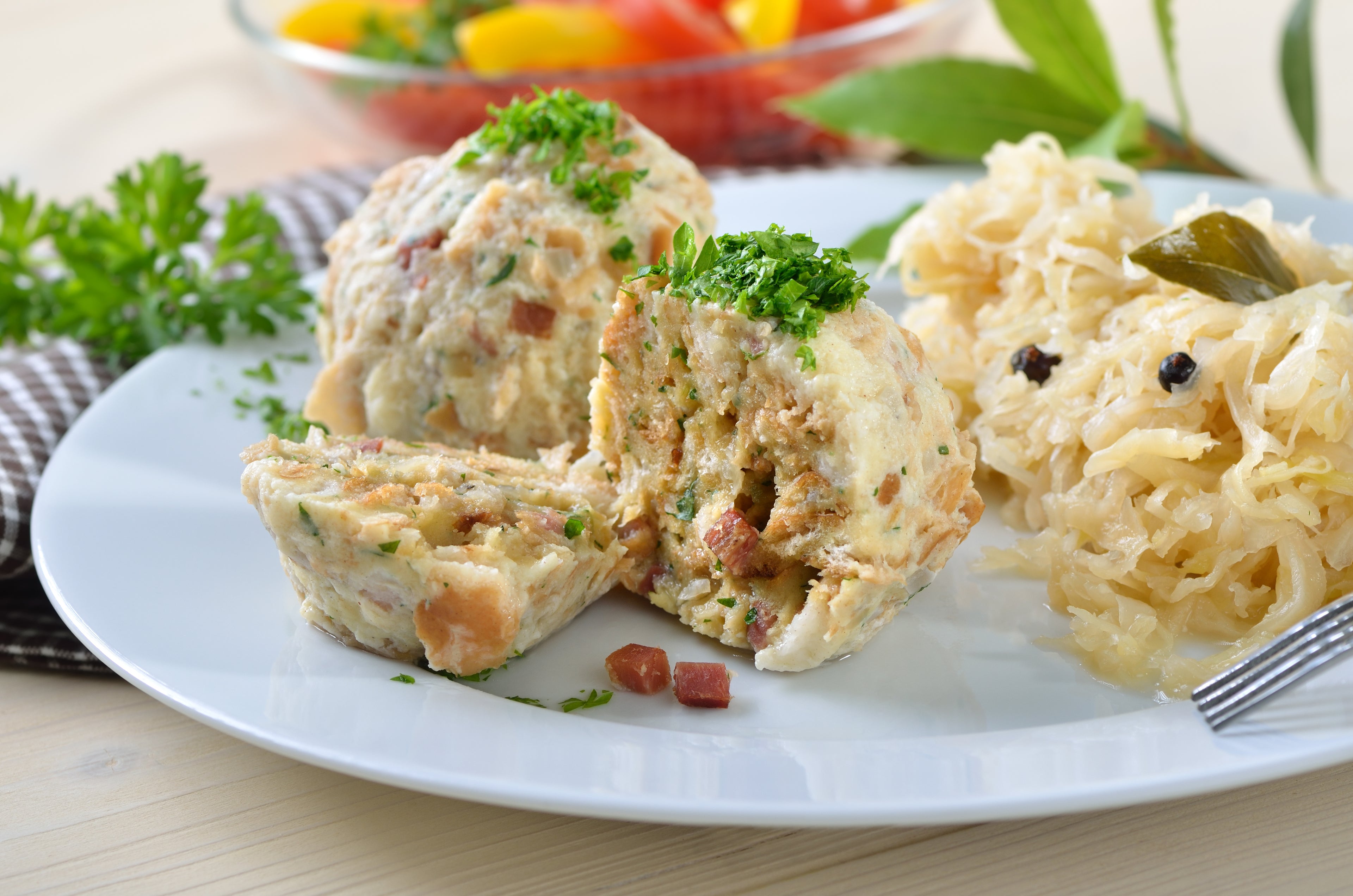 Tiroler Speckknödel mit Sauerkraut und Dinkelbrot