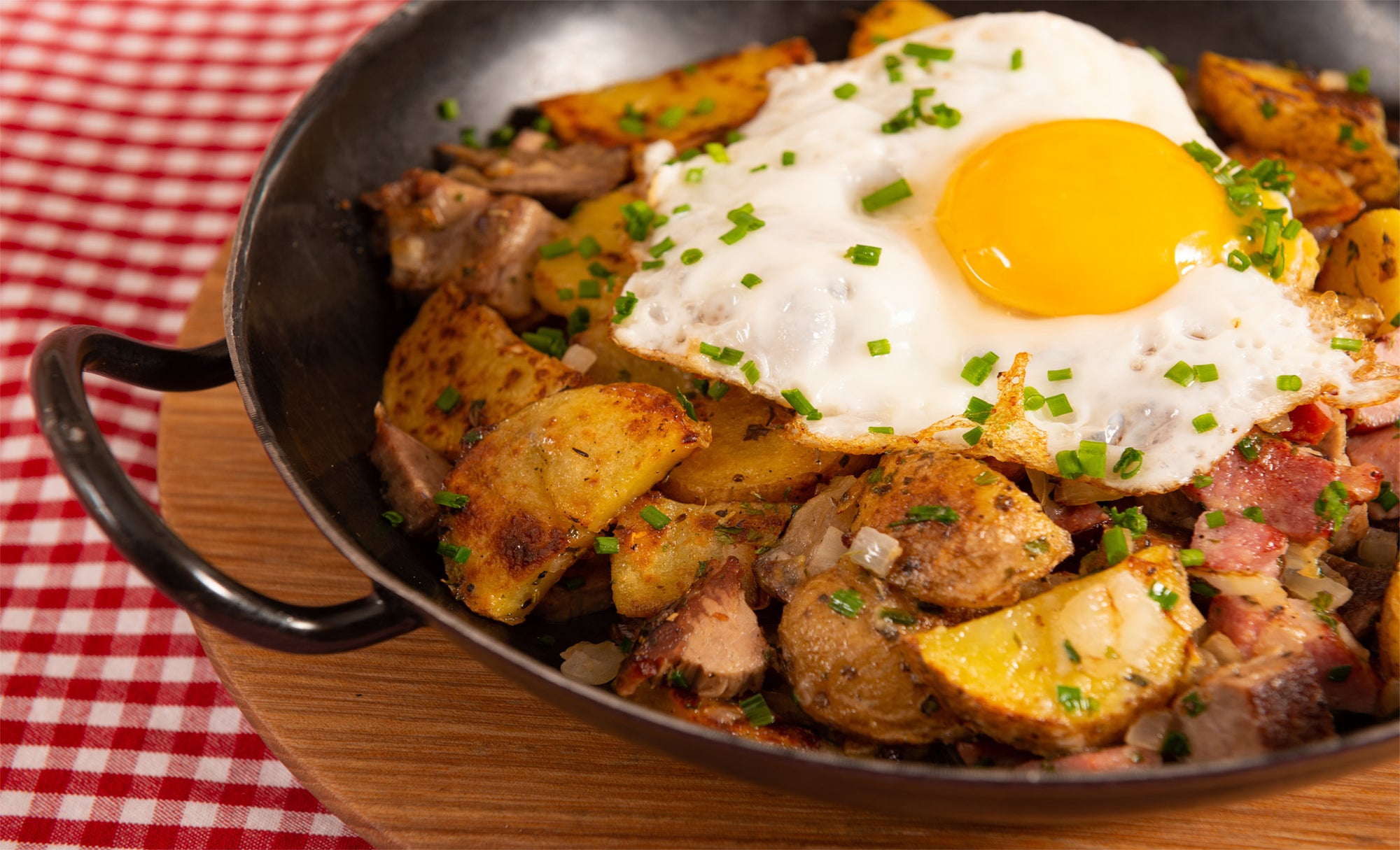 Tiroler Gröstl mit Roggenbrot